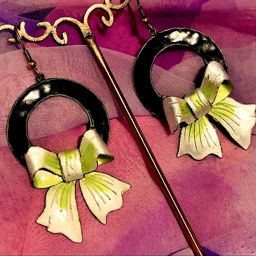 Adorable Vintage Enamel Hoops With Bows